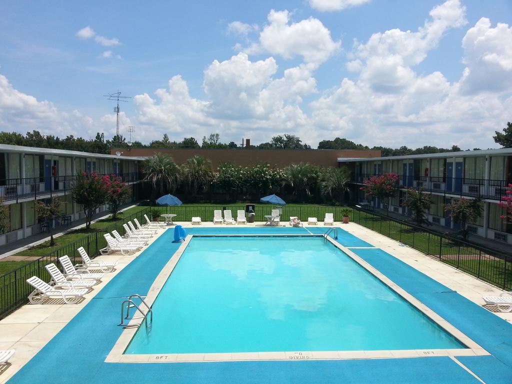 Landmark Hotel Leesville Exterior photo