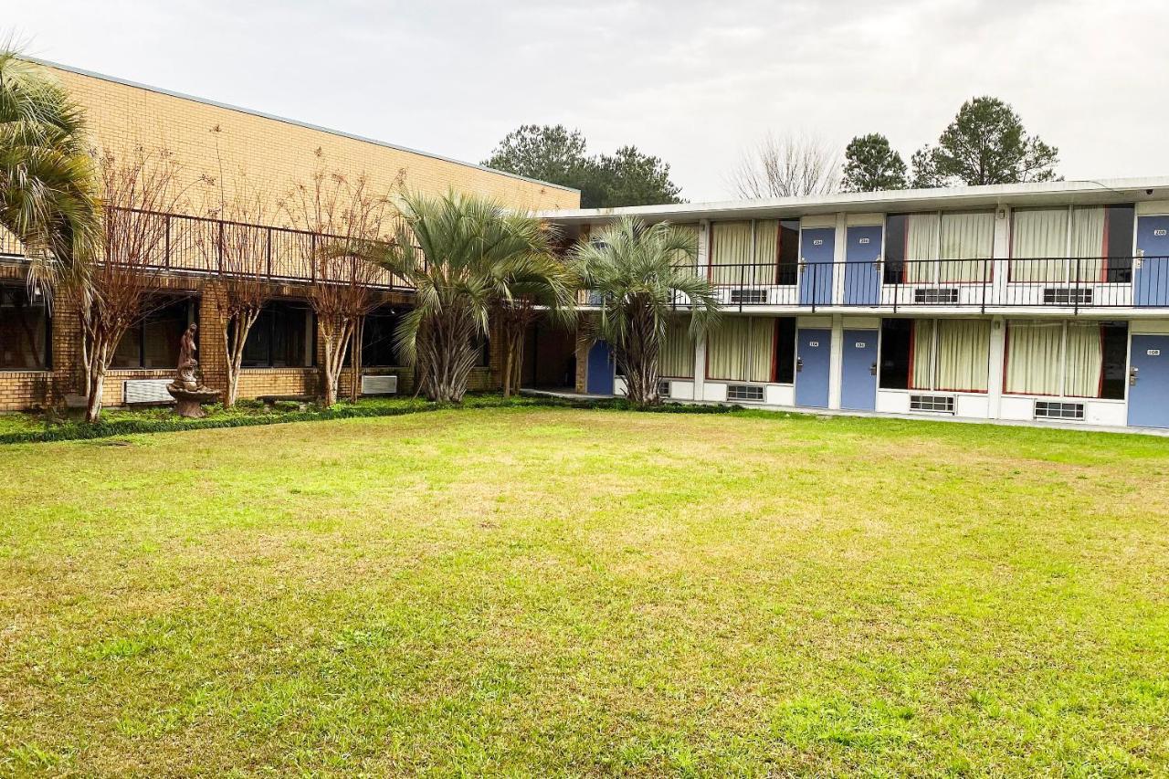 Landmark Hotel Leesville Exterior photo